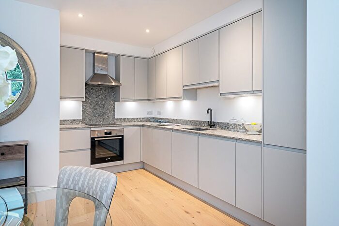 2 Bedroom Flat For Sale In Kingsbridge Avenue, London, W3