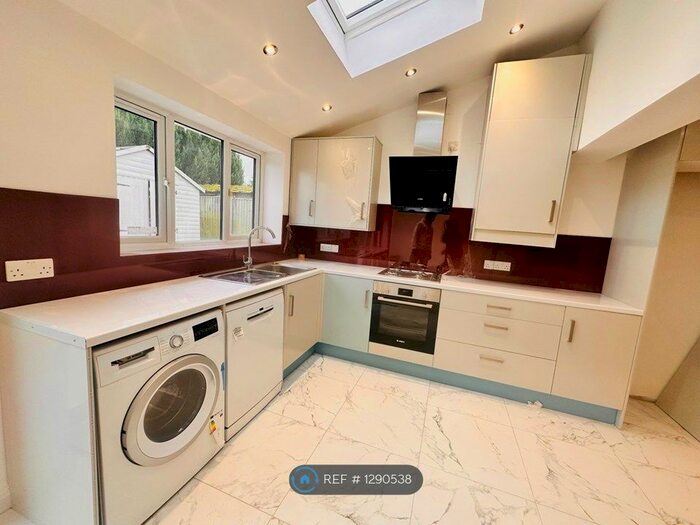 3 Bedroom Semi-Detached House To Rent In Silverdale Road, Earley, Reading, RG6