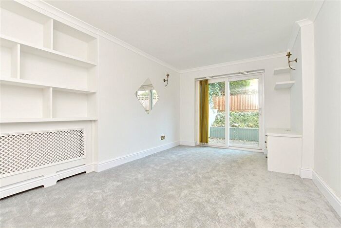 2 Bedroom Maisonette For Sale In Cavendish Road, Sutton, Surrey, SM2