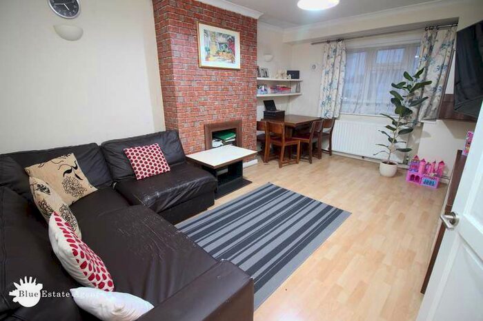 2 Bedroom Maisonette Flat To Rent In Bedfont Lane, Feltham, TW14