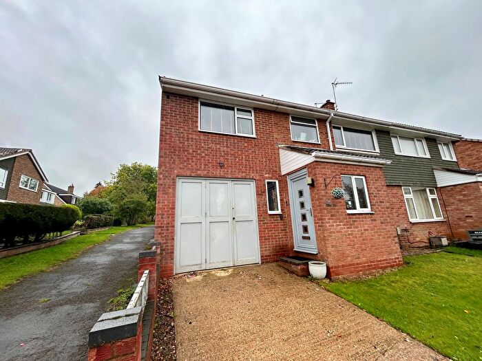 4 Bedroom Semi-Detached House For Sale In Sunningdale Drive, Daventry, NN11