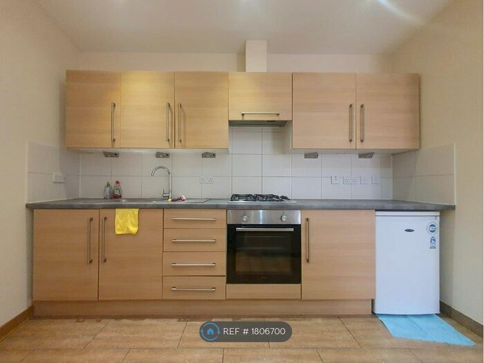 2 Bedroom Flat To Rent In Red Lion Square, London, SW18