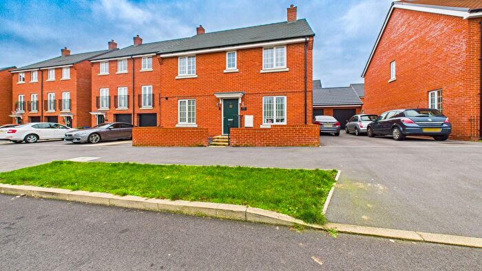 4 Bedroom Detached House For Sale In Redcurrant Avenue, Aylesbury, HP18