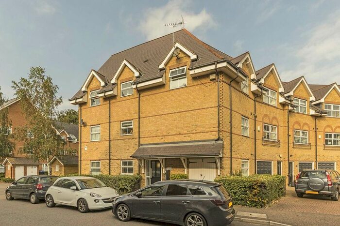2 Bedroom Flat To Rent In Hayes Grove, London, SE22