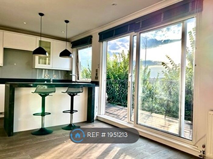 2 Bedroom Flat To Rent In St Aubyns, Hove, BN3