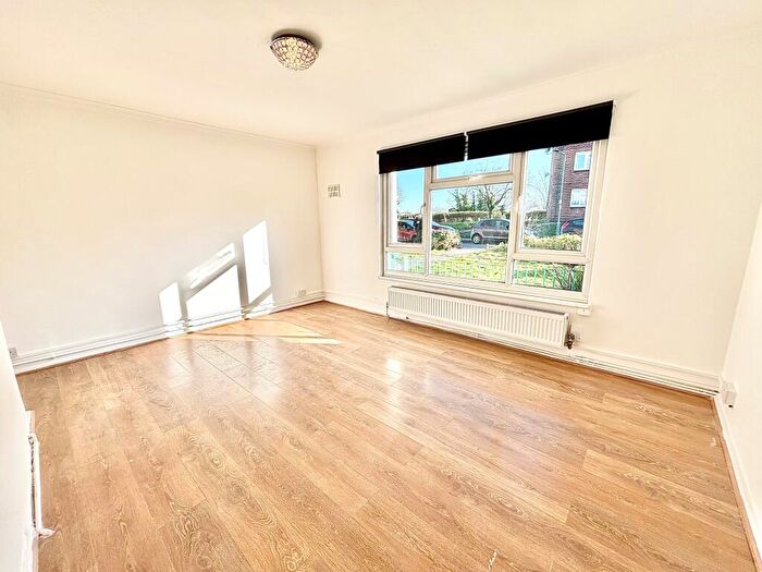 2 Bedroom Flat To Rent In Brading Cresent, Wanstead, E11