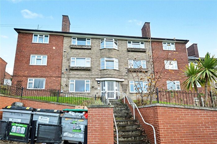 2 Bedroom Flat For Sale In Middlegate, Birstall, Batley, West Yorkshire, WF17