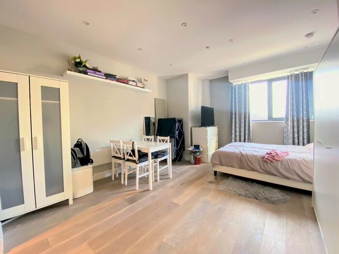 Studio To Rent In Parkway, Chelmsford, CM2