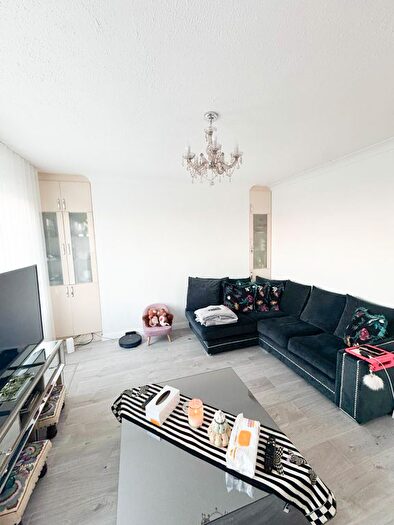 2 Bedroom Flat To Rent In Queensbridge Court, Hackney, E2