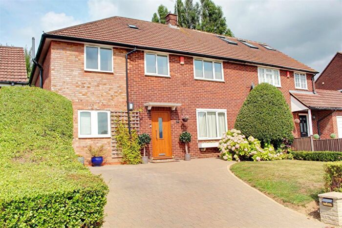 4 Bedroom Semi-detached House For Sale In Bulls Lane, Welham Green, AL9