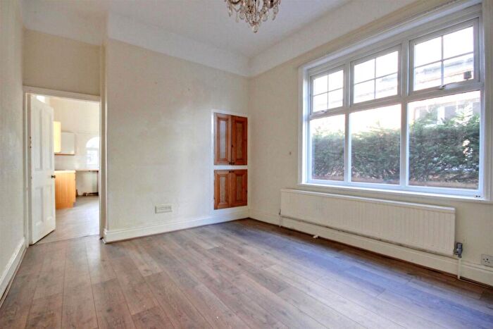 5 Bedroom Semi-Detached House For Sale In Anlaby Road, Hull, HU4