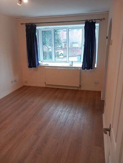1 Bedroom Flat To Rent In Greenway Close, London, N11
