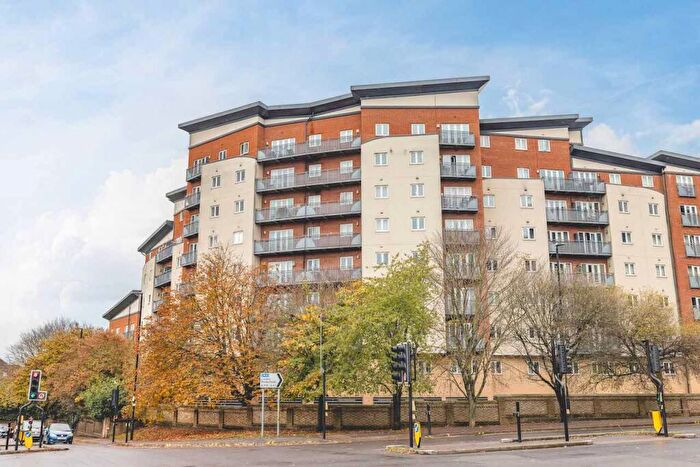 2 Bedroom Apartment For Sale In Aspects Court, Slough, SL1