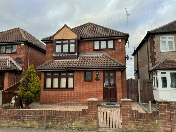 3 Bedroom Detached House To Rent In Rayleigh Road, Hutton, Brentwood, CM13