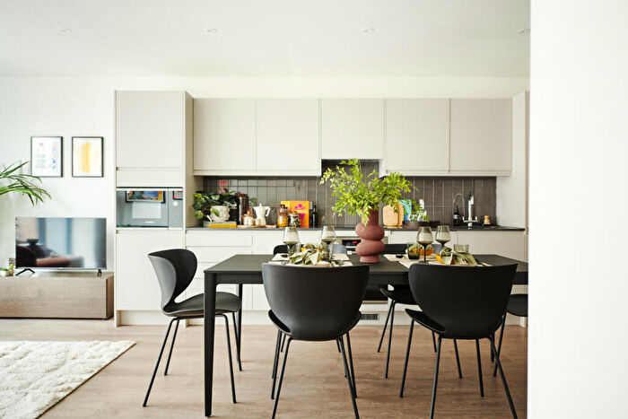 3 Bedroom Apartment To Rent In Uncle Leeds, Whitehall, Leeds, LS12