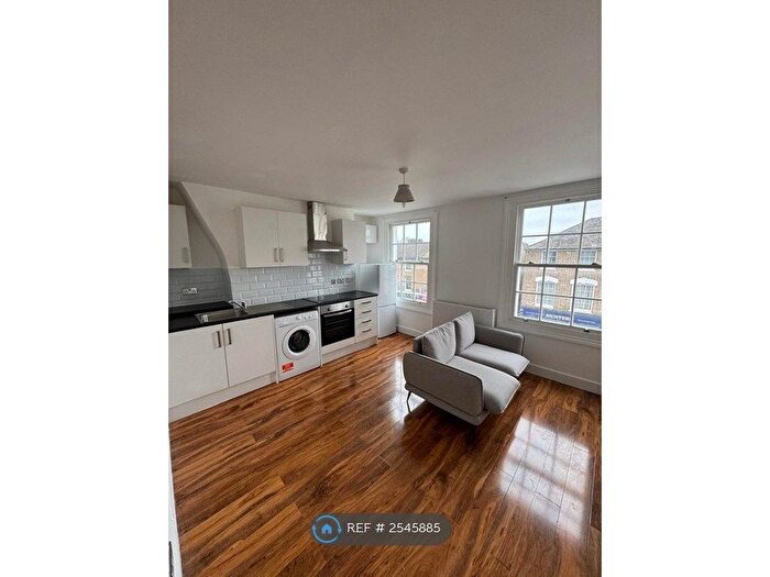 3 Bedroom Flat To Rent In Parrock Street, Gravesend, DA12