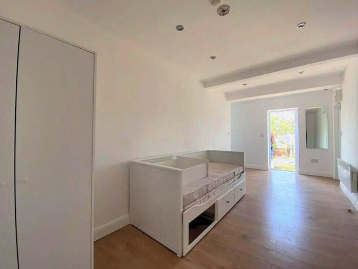 1 Bedroom House Of Multiple Occupation To Rent In West Hill, Wembley, London, - Ensuite Bedsit Council Tax And Water Inc, HA9