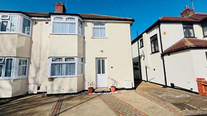 3 Bedroom End Of Terrace House To Rent In Hornchurch, RM12