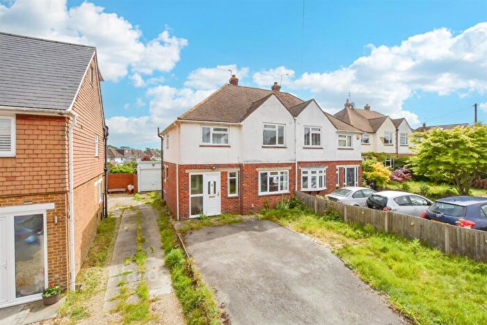 3 Bedroom Semi Detached House For Sale In Kent Avenue, Maidstone, Kent, ME15