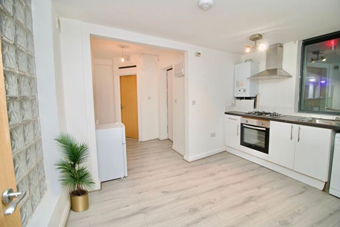 1 Bedroom Flat To Rent In Mitcham Road, London, SW17