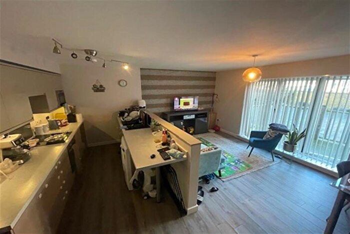 2 Bedroom Flat To Rent In Leigh Road, Leigh On Sea, SS9