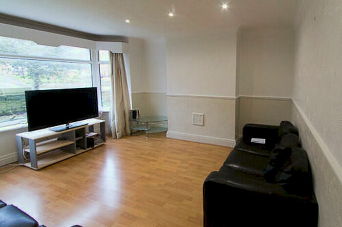 4 Bedroom House To Rent In Kirkstall Hill, Leeds, LS4