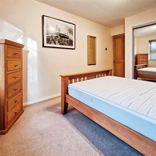 2 Bedroom Flat To Rent In Lammas Court, Windsor, SL4