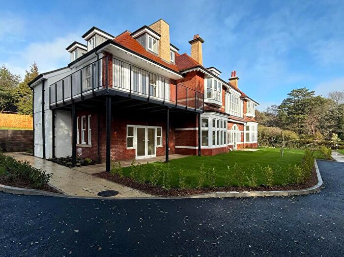 2 Bedroom Apartment To Rent In West Overcliff Drive, Bournemouth, Dorset, BH4