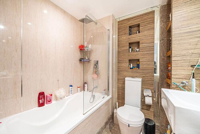 2 Bedroom Flat For Sale In Canary Wharf, Docklands, London, E14