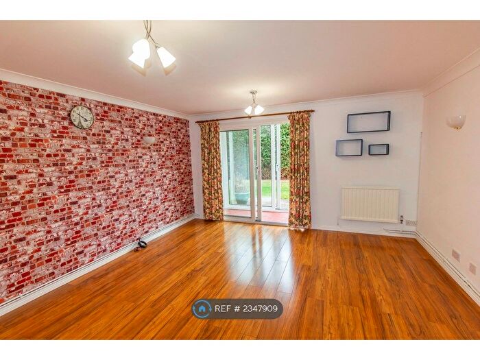 2 Bedroom Flat To Rent In Battys Barn Close, Wokingham, RG40