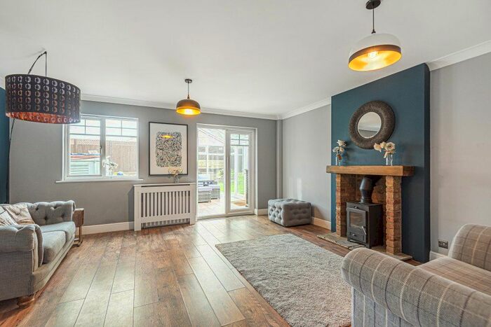 3 Bedroom Link Detached House To Rent In Willow Wood Close, Burnham, Slough, SL1