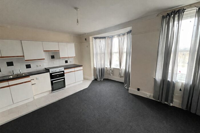2 Bedroom Flat To Rent In High Road, Swaythling, Southampton, SO16
