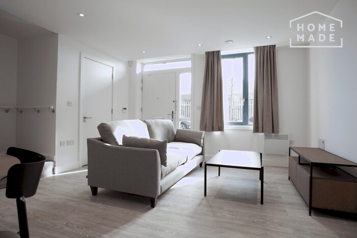 2 Bedroom Town House To Rent In Oxbow, Salford, M5