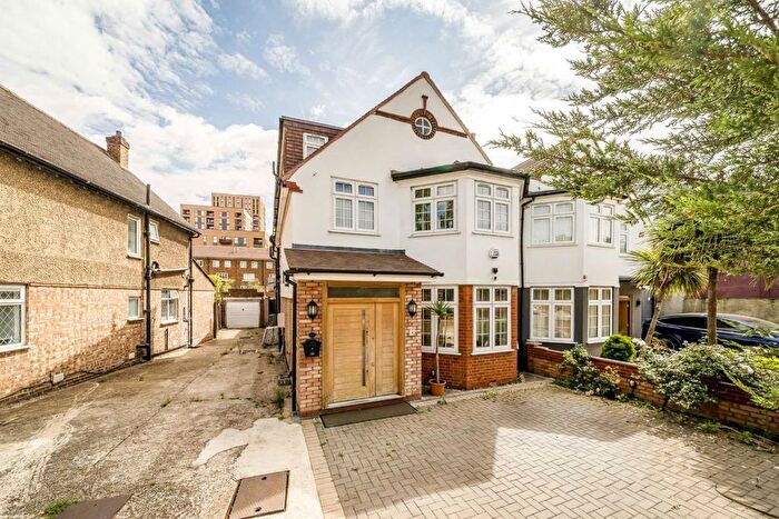 4 Bedroom Semi-Detached House For Sale In Glendun Road, Acton, W3