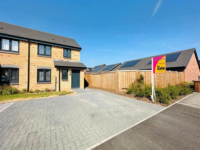 3 Bedroom Semi Detached House For Sale In Penny Park, Snaith, Goole, DN14
