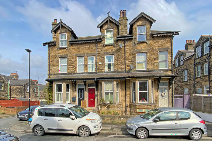 4 Bedroom Terraced House To Rent In De Ferrieres Avenue, Harrogate, HG1