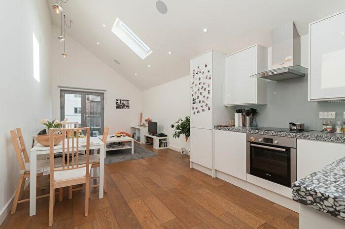 2 Bedroom Flat To Rent In Oasis Court, Mile End Road, London, E1