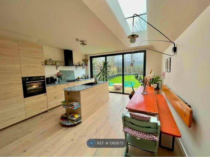 3 Bedroom End Of Terrace House To Rent In Ivorydown, Bromley, BR1