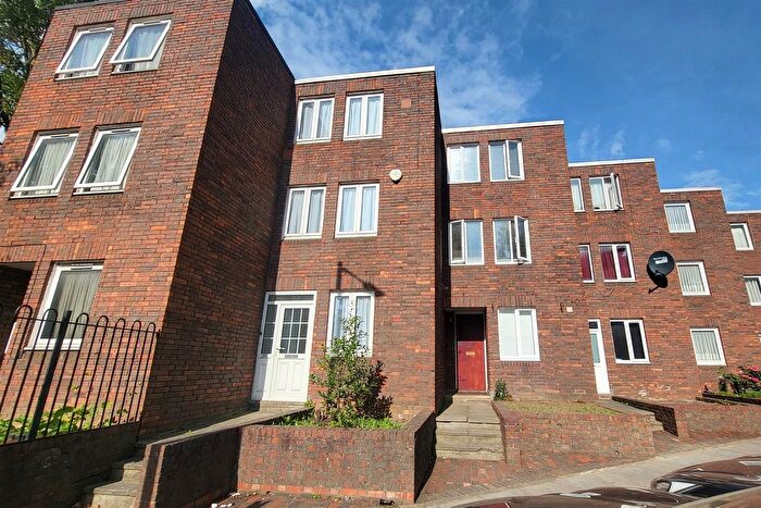 4 Bedroom Town House To Rent In Silver Street, London, N18