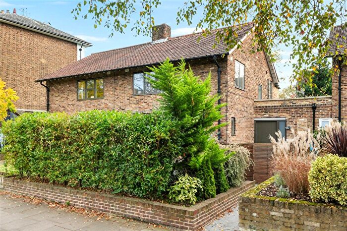 4 Bedroom Semi-Detached House For Sale In Canonbury Park North, London, N1