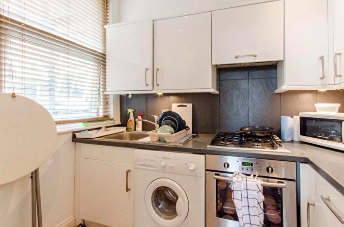 Apartment To Rent In Ballards Lane, Finchley, N3