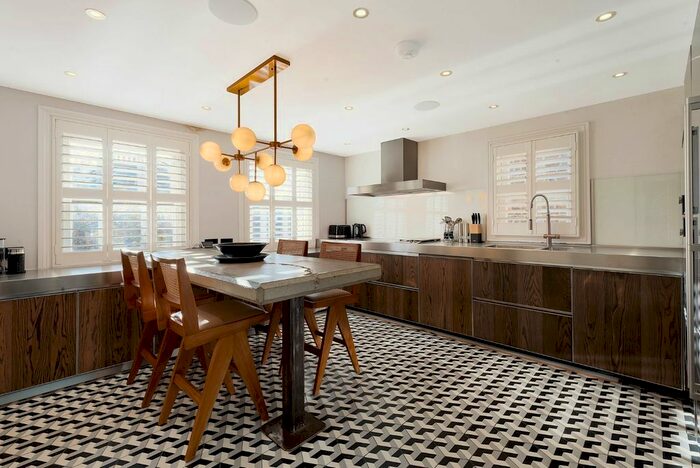 2 Bedroom Flat To Rent In Earl's Court Square, London, SW5