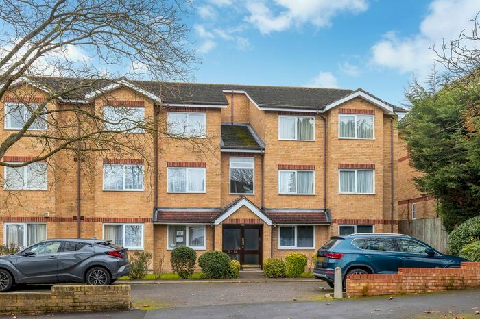 2 Bedroom Flat To Rent In Durham Avenue, Bromley, BR2