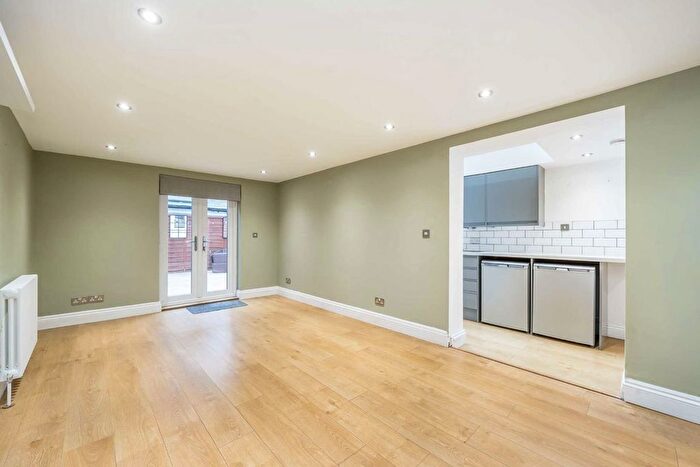 2 Bedroom Flat To Rent In Landor Road, Stockwell, SW9