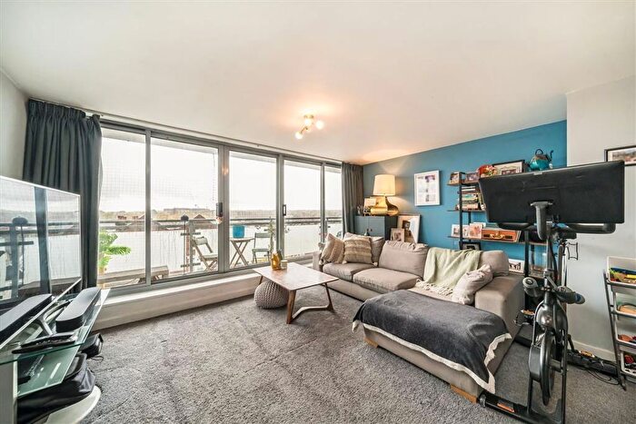 3 Bedroom Flat For Sale In Balham Hill, Balham, SW12