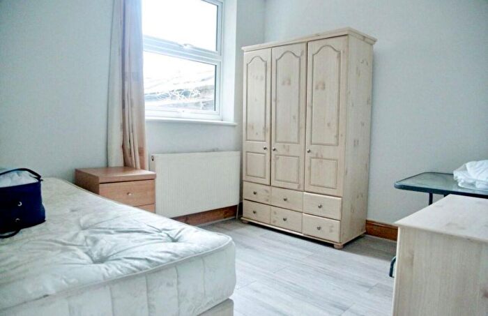 3 Bedroom Flat To Rent In Tooting Bec Road, London, SW17