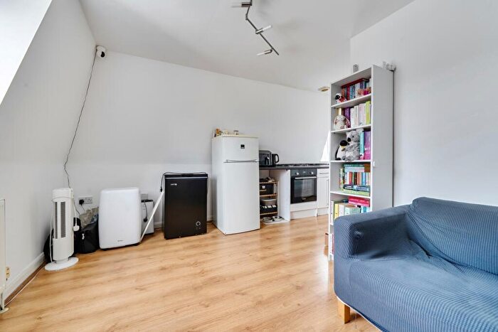 Flat To Rent In Dollis Road London, NW7