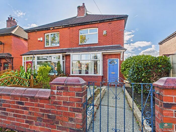 2 Bedroom Semi-detached House For Sale In Stoneleigh Street, Oldham, OL1