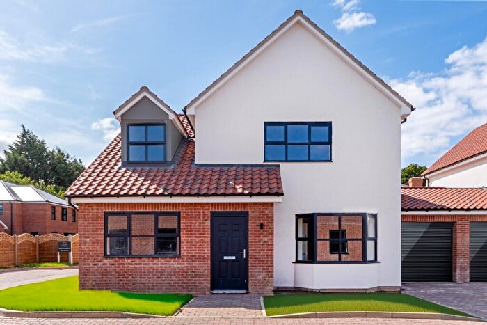 3 Bedroom Link Detached House For Sale In Sabre Close, Felsted, Dunmow, Essex, CM6