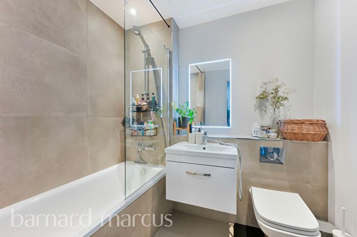 2 Bedroom Flat To Rent In Doyle Road, London, SE25